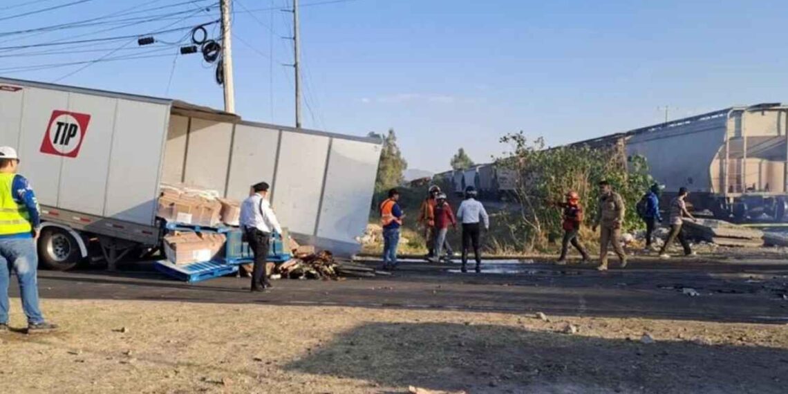 Camión incendia choque Jalisco