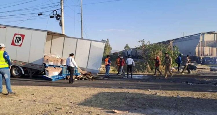 Camión incendia choque Jalisco