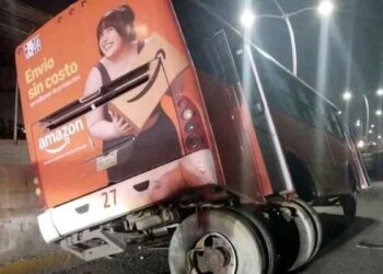 Camión urbano pierde las llantas traseras tras chocar contra unos muretes en Santa Catarina