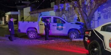 camioneta derribar postes San Pedro