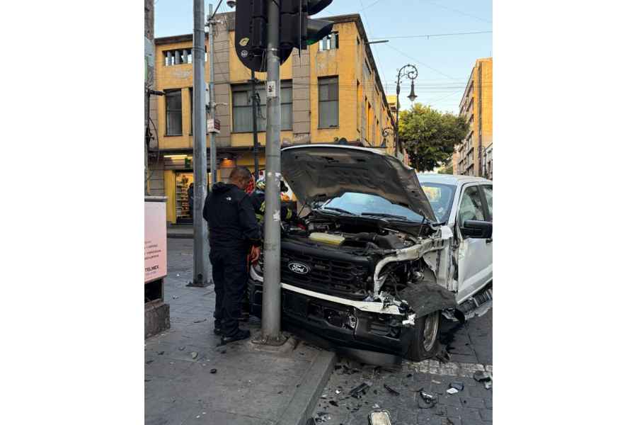 Camioneta se impacta contra un transporte público frente al Congreso de la Ciudad de México