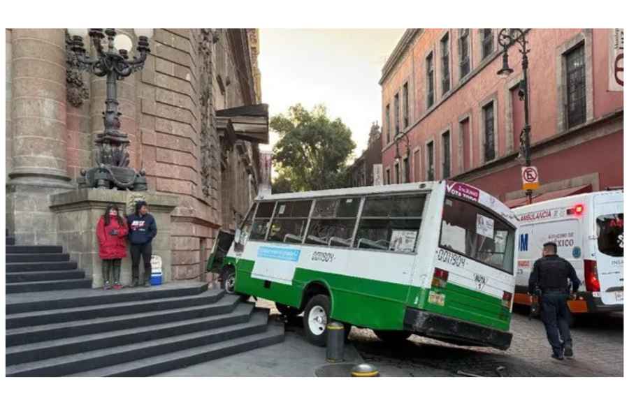 Camioneta se impacta contra un transporte público frente al Congreso de la Ciudad de México