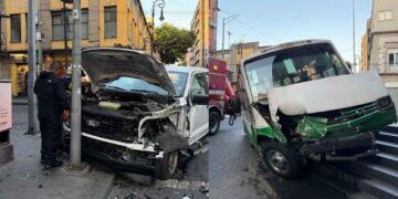Camioneta se impacta contra un transporte público frente al Congreso de la Ciudad de México