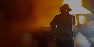 Camioneta se incendia en Paseo del Acueducto en el sur de Monterrey, Nuevo León