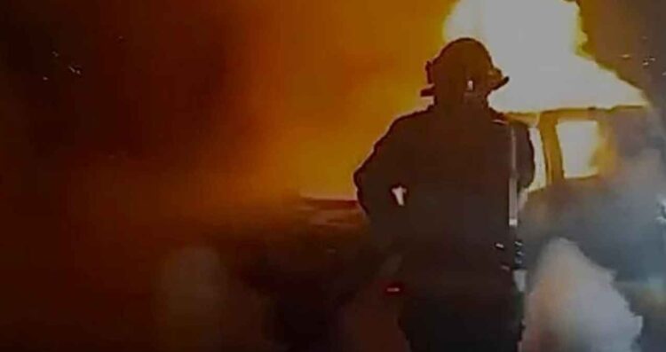 Camioneta se incendia en Paseo del Acueducto en el sur de Monterrey, Nuevo León