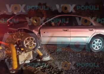 Choca contra lámpara en Altamira, Tamaulipas y abandona el auto