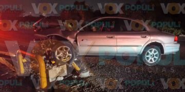 Choca contra lámpara en Altamira, Tamaulipas y abandona el auto
