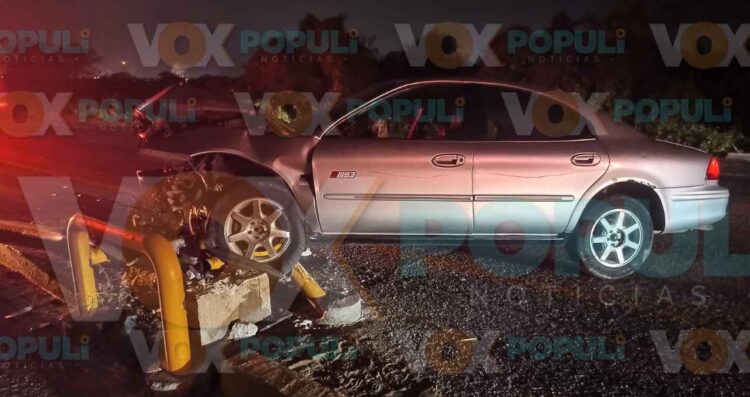 Choca contra lámpara en Altamira, Tamaulipas y abandona el auto