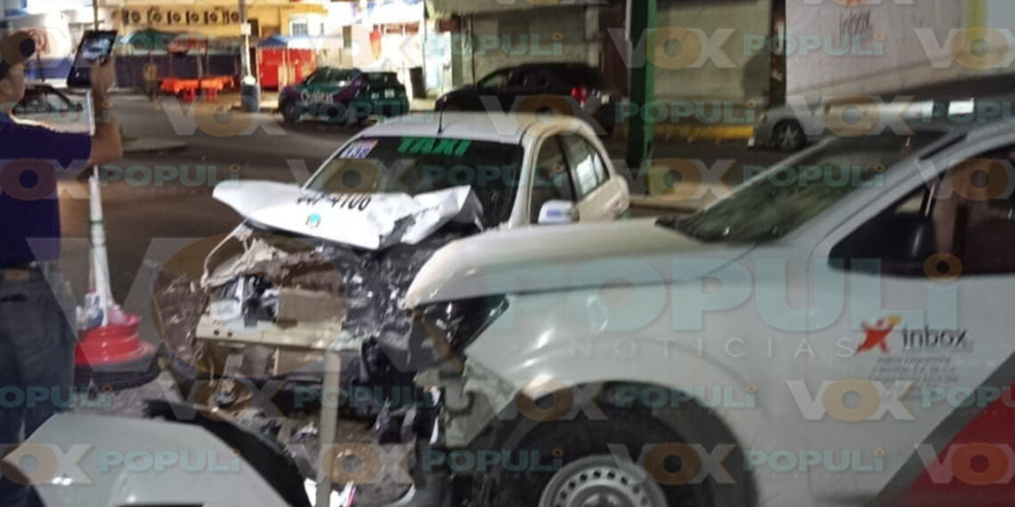 Chofer de paquetería choca contra poste y auto en Ciudad Madero, Tamaulipas