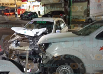 Chofer de paquetería choca contra poste y auto en Ciudad Madero, Tamaulipas