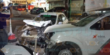 Chofer de paquetería choca contra poste y auto en Ciudad Madero, Tamaulipas