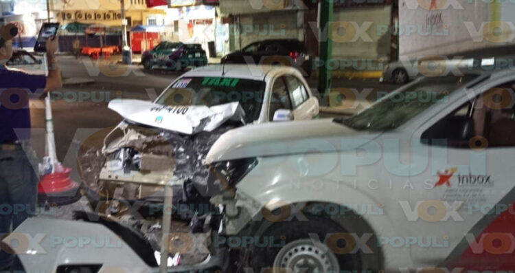 Chofer de paquetería choca contra poste y auto en Ciudad Madero, Tamaulipas