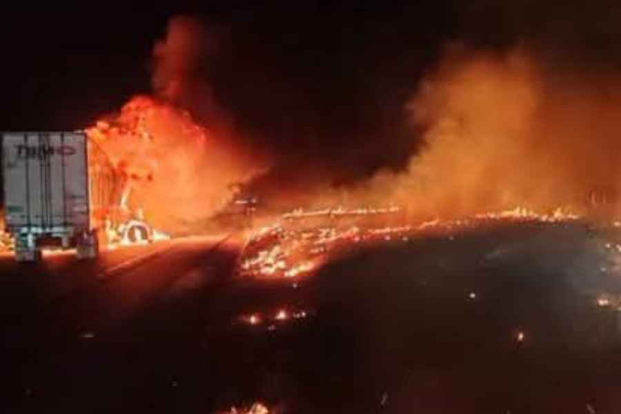 Choque entre tráileres provoca un fuerte incendio en la autopista Monterrey-Nuevo Laredo; hay un muerto
