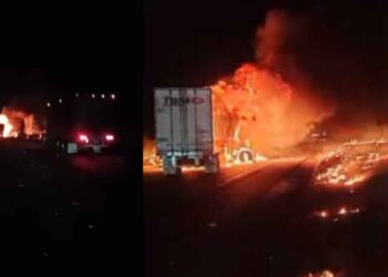 Choque entre tráileres provoca un fuerte incendio en la autopista Monterrey-Nuevo Laredo; hay un muerto