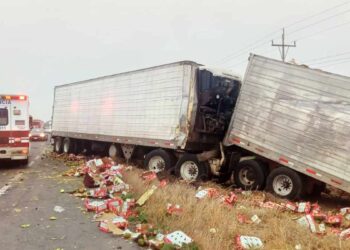 Choque entre trailers en carretera Victoria- Matamoros deja un lesionado y cuantiosos daños