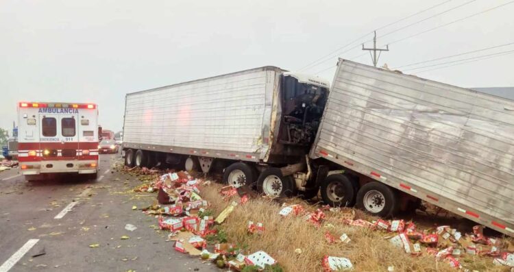 Choque entre trailers en carretera Victoria- Matamoros deja un lesionado y cuantiosos daños