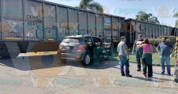 Choque entre tren y camioneta causa caos vehicular en Ciudad Madero