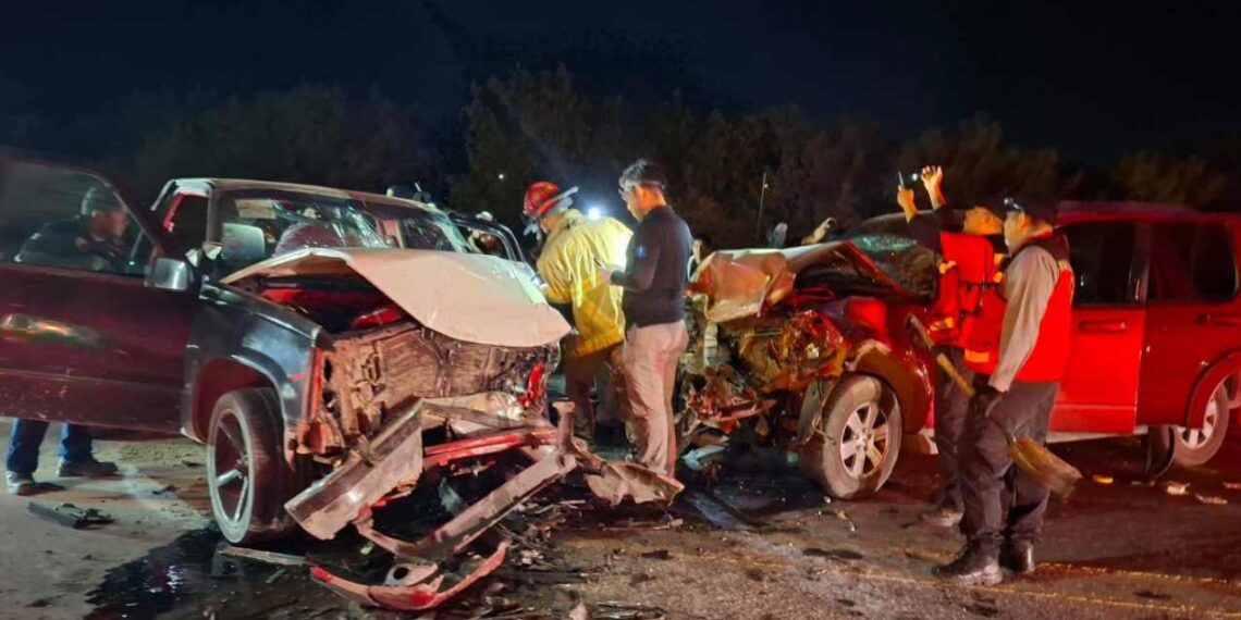 Choque frontal en Reynosa, Tamaulipas, deja un joven prensado y pareja herida