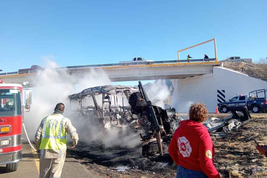 Choque frontal entre tráiler y autobús en autopista Durango-Gómez Palacio deja varios muertos