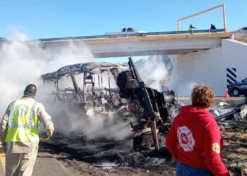 Choque frontal entre tráiler y autobús en autopista Durango-Gómez Palacio deja varios muertos