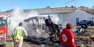 Choque frontal entre tráiler y autobús en autopista Durango-Gómez Palacio deja varios muertos