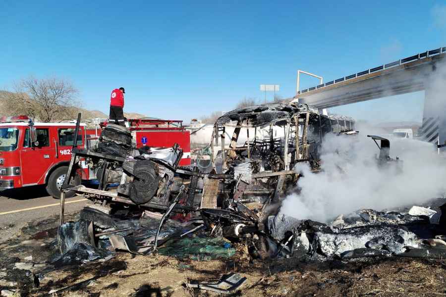 Choque frontal entre tráiler y autobús en autopista Durango-Gómez Palacio deja varios muertos