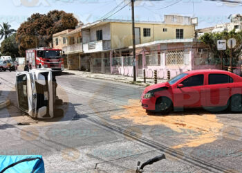 Choque y volcadura en transitado cruce de Ciudad Madero, Tamaulipas 
