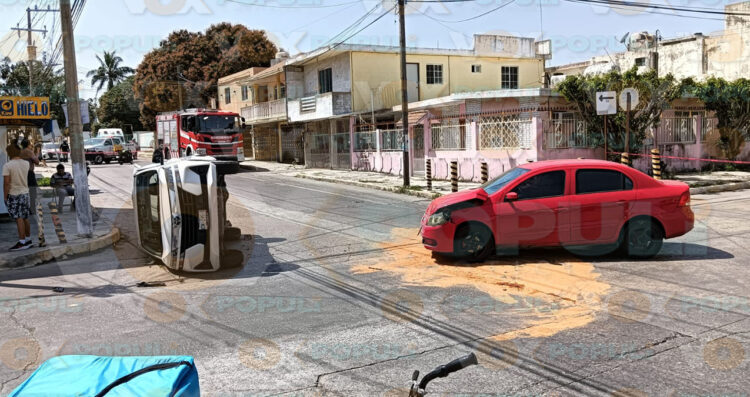 Choque y volcadura en transitado cruce de Ciudad Madero, Tamaulipas
