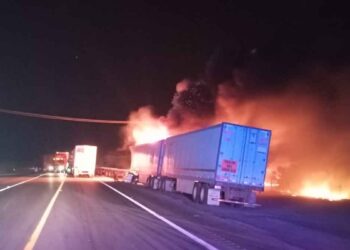 Circulación parcialmente suspendida en la Carretera Federal 81 por accidente entre tráileres