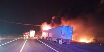 Circulación parcialmente suspendida en la Carretera Federal 81 por accidente entre tráileres