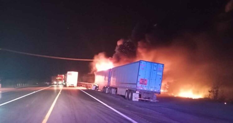 Circulación parcialmente suspendida en la Carretera Federal 81 por accidente entre tráileres