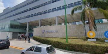 El Club Águilas A.C. de Fútbol Americano, en Monterrey, informó que tomó medidas internas tras darse a conocer que uno de sus integrantes está involucrado en el presunto abuso a un estudiante del Tecmilenio. A través de un comunicado, el club aseguró que su —prioridad es la integridad de la comunidad— y, aunque el incidente no ocurrió dentro de sus instalaciones, han actuado para dar tranquilidad a las familias. También enfatizaron que buscan que los jugadores mantengan una conducta ejemplar dentro y fuera del campo. Aseguraron que seguirán operando con normalidad en sus horarios y actividades habituales. Tecmilenio de Monterrey El caso salió a la luz luego de que el pasado martes 11 de marzo se denunciara que al menos cinco estudiantes habrían abusado sexualmente de un compañero con TDAH. Ante esto, el Tecmilenio publicó un comunicado en el que reafirmó su compromiso con la seguridad de su comunidad: “En Tecmilenio estamos comprometidos con cuidar la integridad física, mental y emocional de nuestras y nuestros estudiantes, por lo que rechazamos categóricamente cualquier manifestación de violencia y, en su caso, actuaremos con firmeza y transparencia ante cualquier situación que ponga en riesgo el bienestar de nuestra comunidad.” Sin embargo, la postura de la institución llegó varios días después de que el caso se hiciera público. Después de que una protesta estudiantil exigía una respuesta más rápida y contundente. En su comunicado, la universidad hizo un llamado a los padres de los involucrados para que presenten su denuncia ante las autoridades: "Solicitamos a las madres y padres de familia de quienes están involucrados en esta lamentable situación, que se acerquen a presentar su denuncia o testimonio con las autoridades correspondientes." Asimismo, pidió a la comunidad reportar cualquier irregularidad a la Oficina de Inclusión y Comunidad Segura: "Invitamos a la comunidad a que, si son testigos o es de su conocimiento alguna falta a nuestro reglamento, se acerquen a la Oficina de Inclusión y Comunidad Segura para que se activen los protocolos correspondientes." Tecmilenio también señaló que está colaborando con las autoridades para esclarecer los hechos, aunque no especificó qué medidas tomó de inmediato tras la denuncia. Te puede interesar: Alumnos del Tec Milenio protestan por presunto abuso sexual a un alumno en Monterrey