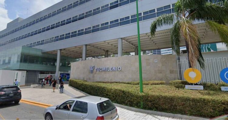 El Club Águilas A.C. de Fútbol Americano, en Monterrey, informó que tomó medidas internas tras darse a conocer que uno de sus integrantes está involucrado en el presunto abuso a un estudiante del Tecmilenio. A través de un comunicado, el club aseguró que su —prioridad es la integridad de la comunidad— y, aunque el incidente no ocurrió dentro de sus instalaciones, han actuado para dar tranquilidad a las familias. También enfatizaron que buscan que los jugadores mantengan una conducta ejemplar dentro y fuera del campo. Aseguraron que seguirán operando con normalidad en sus horarios y actividades habituales. Tecmilenio de Monterrey El caso salió a la luz luego de que el pasado martes 11 de marzo se denunciara que al menos cinco estudiantes habrían abusado sexualmente de un compañero con TDAH. Ante esto, el Tecmilenio publicó un comunicado en el que reafirmó su compromiso con la seguridad de su comunidad: “En Tecmilenio estamos comprometidos con cuidar la integridad física, mental y emocional de nuestras y nuestros estudiantes, por lo que rechazamos categóricamente cualquier manifestación de violencia y, en su caso, actuaremos con firmeza y transparencia ante cualquier situación que ponga en riesgo el bienestar de nuestra comunidad.” Sin embargo, la postura de la institución llegó varios días después de que el caso se hiciera público. Después de que una protesta estudiantil exigía una respuesta más rápida y contundente. En su comunicado, la universidad hizo un llamado a los padres de los involucrados para que presenten su denuncia ante las autoridades: "Solicitamos a las madres y padres de familia de quienes están involucrados en esta lamentable situación, que se acerquen a presentar su denuncia o testimonio con las autoridades correspondientes." Asimismo, pidió a la comunidad reportar cualquier irregularidad a la Oficina de Inclusión y Comunidad Segura: "Invitamos a la comunidad a que, si son testigos o es de su conocimiento alguna falta a nuestro reglamento, se acerquen a la Oficina de Inclusión y Comunidad Segura para que se activen los protocolos correspondientes." Tecmilenio también señaló que está colaborando con las autoridades para esclarecer los hechos, aunque no especificó qué medidas tomó de inmediato tras la denuncia. Te puede interesar: Alumnos del Tec Milenio protestan por presunto abuso sexual a un alumno en Monterrey