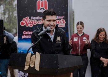Colocan primera pieza del mural de Rigo Tovar en Matamoros