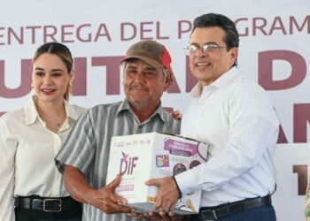 Con la voluntad de ayudar, Lalo y Lucy entregan apoyos alimentarios