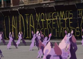 Con protesta silenciosa exigen justicia por feminicidios y desaparecidas: Zócalo de CDMX