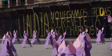 Con protesta silenciosa exigen justicia por feminicidios y desaparecidas: Zócalo de CDMX