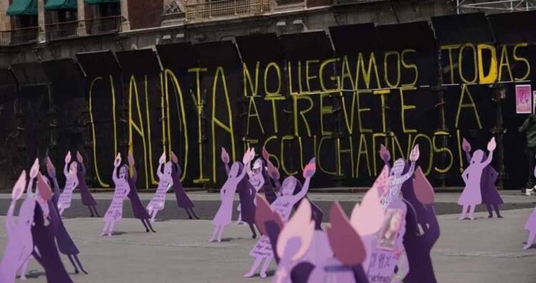 Con protesta silenciosa exigen justicia por feminicidios y desaparecidas: Zócalo de CDMX