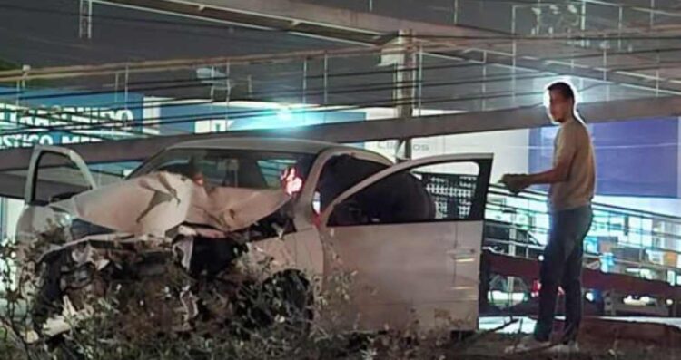 Conductor choca contra puente peatonal en Reynosa, Tamaulipas