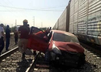 Conductor choca contra tren al intentar ganarle el paso en Escobedo, Nuevo León