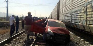 Conductor choca contra tren al intentar ganarle el paso en Escobedo, Nuevo León