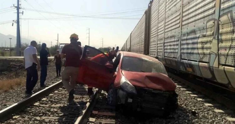 Conductor choca contra tren al intentar ganarle el paso en Escobedo, Nuevo León