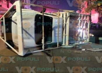 Conductor choca contra un vehículo estacionado y vuelca en Ciudad Madero, Tamaulipas