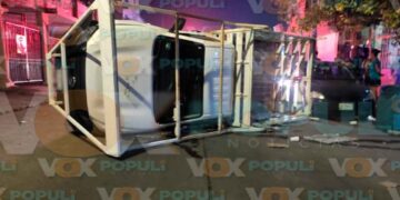 Conductor choca contra un vehículo estacionado y vuelca en Ciudad Madero, Tamaulipas
