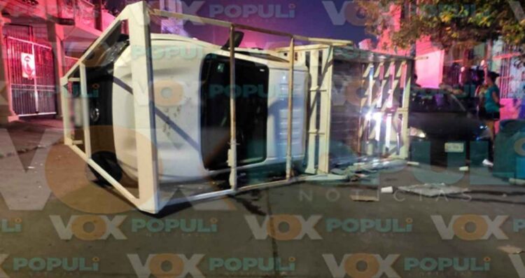 Conductor choca contra un vehículo estacionado y vuelca en Ciudad Madero, Tamaulipas