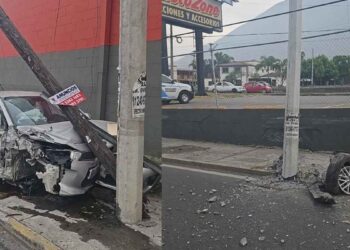 Accidente aparatoso en Monterrey deja auto destrozado