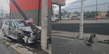Accidente aparatoso en Monterrey deja auto destrozado