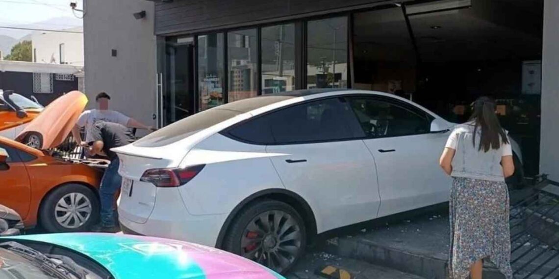 conductor estrelló auto Starbucks Monterrey