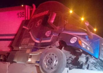 Conductor de tráiler choca contra muro de contención en la carretera a Monterrey, en Nuevo Laredo