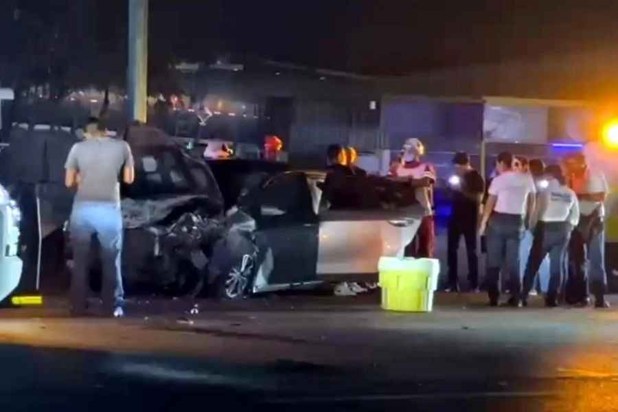 Conductor derrapa y choca contra otro vehículo en Santa Catarina; hay 2 heridos